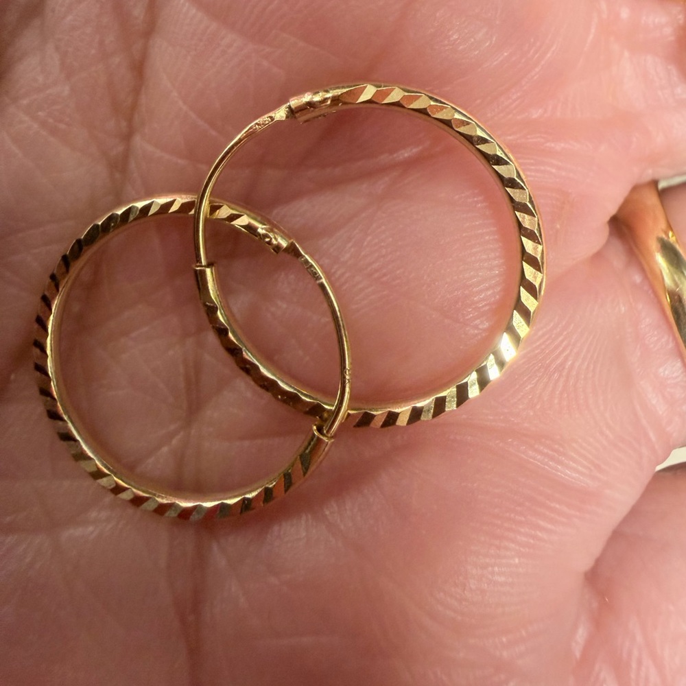 18K Gold Textured Hoop Earrings 1.2g - Picture 2 of 7